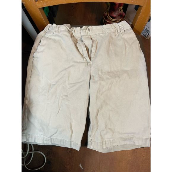 IZOD Kids Khaki Bermuda Shorts Size 10.5 Plus - Picture 1 of 4